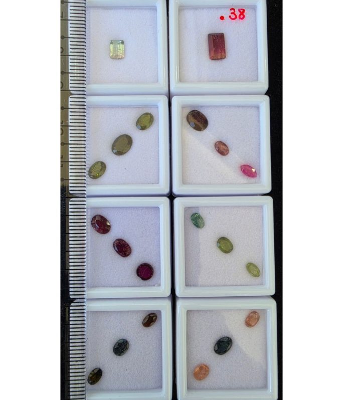 LOTE 8 CAIXAS TURMALINAS NATURAIS LAPIDADAS